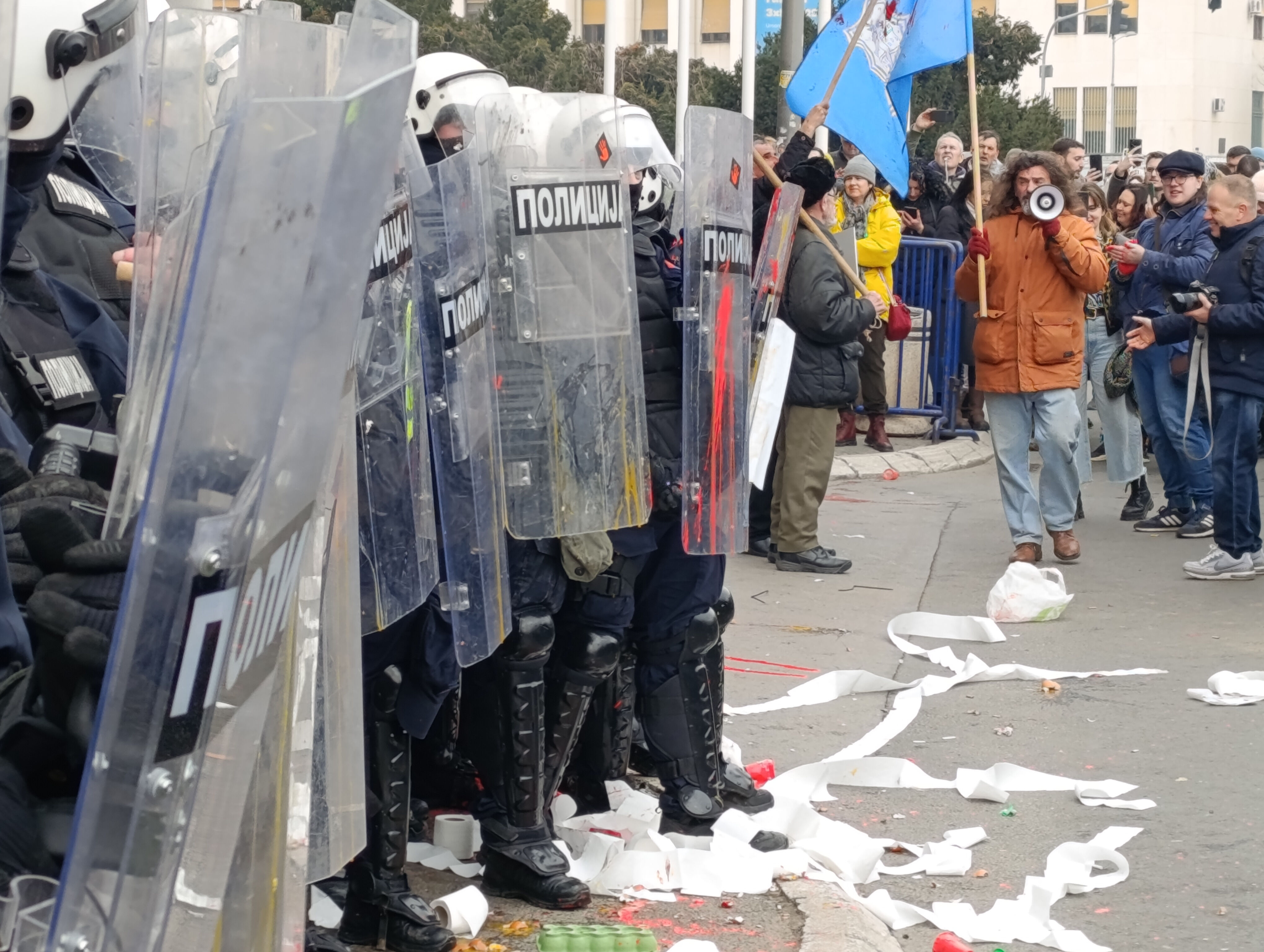 Sırbistan'da ortalık karıştı! Protestocular polise saldırdı, yaralılar var - 1. Resim