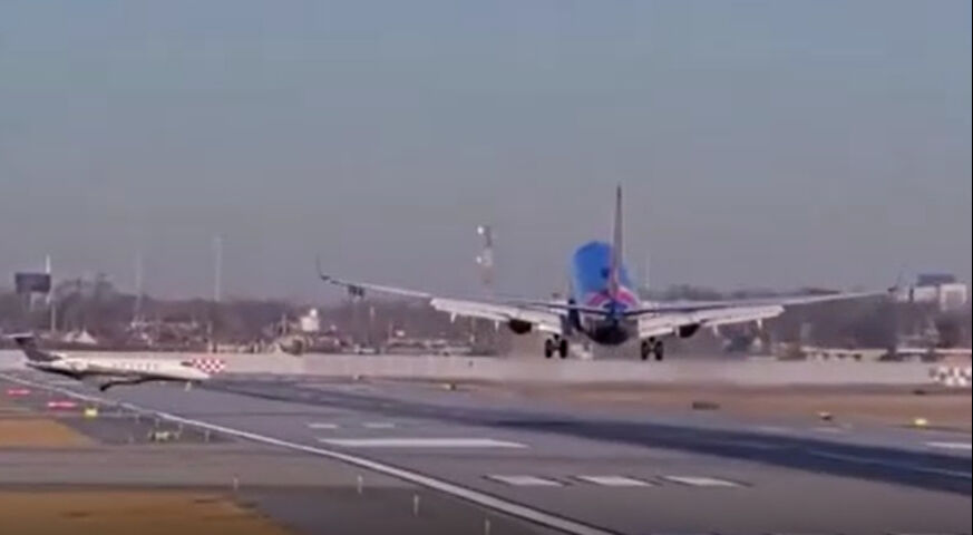 ABD’de yolcu uçağı özel jete çarpmaktan kıl payı kurtuldu - 1. Resim