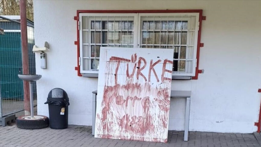 Almanya'da terör estiren aşırı sağcı yapılar Türk spor kulübünü kanla tehdit etti Almanya'da terör estiren aşırı sağcı yapılar Türk Spor Kulübünü kanla tehdit etti - 1. Resim