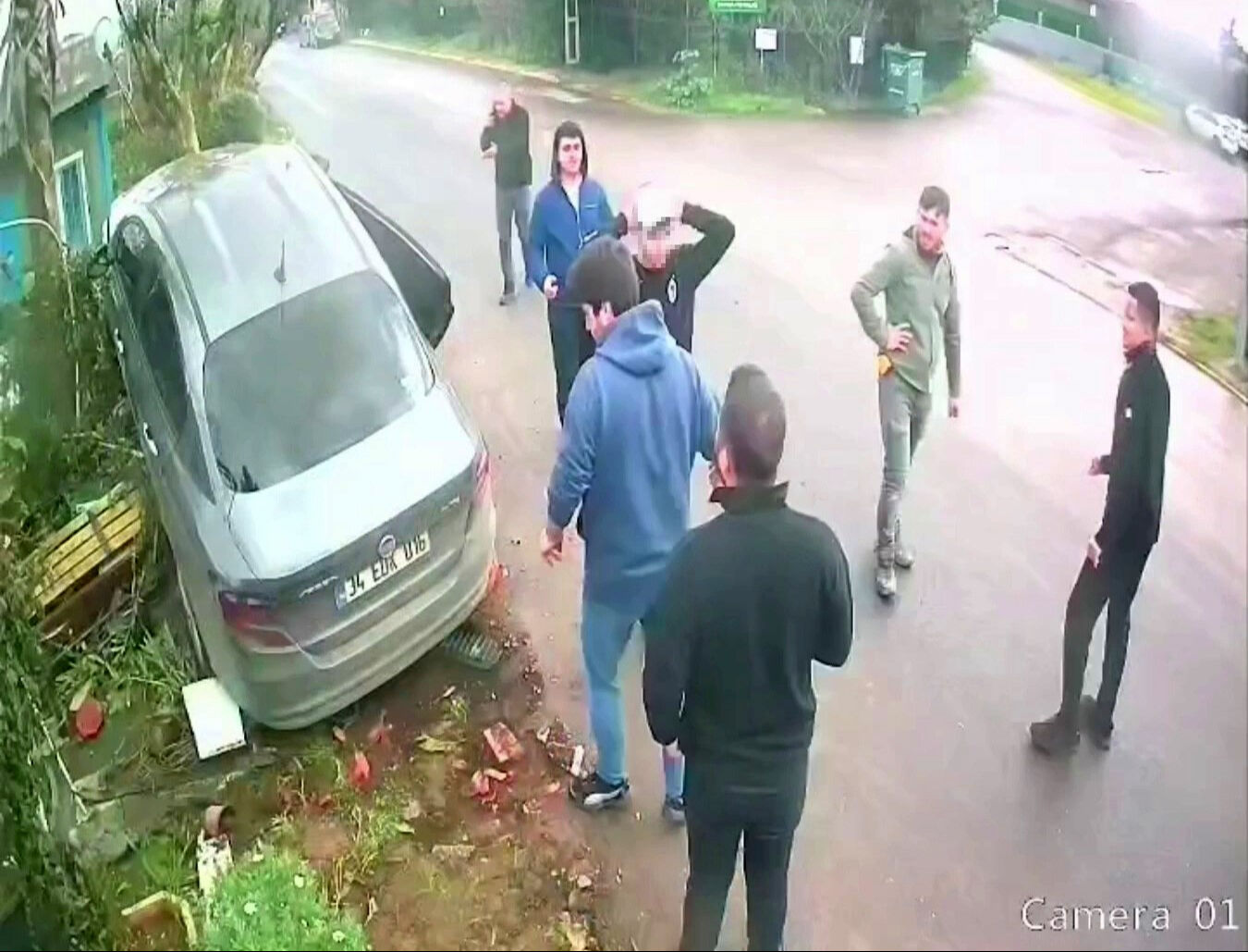 Ehliyetsiz sürücü dehşeti yaşattı! Talihsiz kadın arabanın altında kaldı - 3. Resim