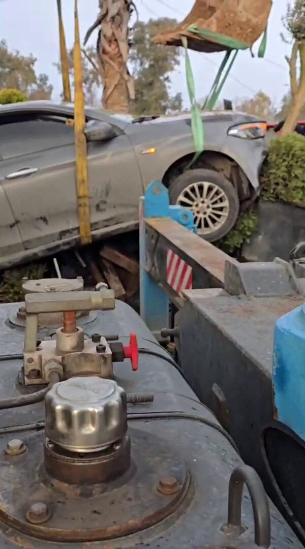 Ehliyetsiz sürücü dehşeti yaşattı! Talihsiz kadın arabanın altında kaldı - 1. Resim