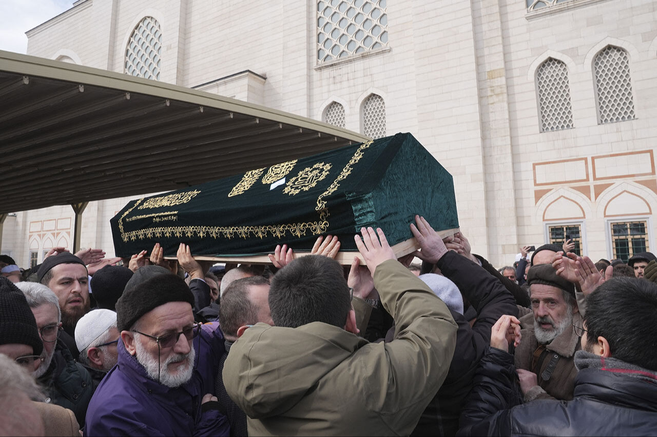 Hattatların omuzlarında! Üstad Hasan Çelebi'yi talebeleri son yolculuğuna uğurladı - 2. Resim
