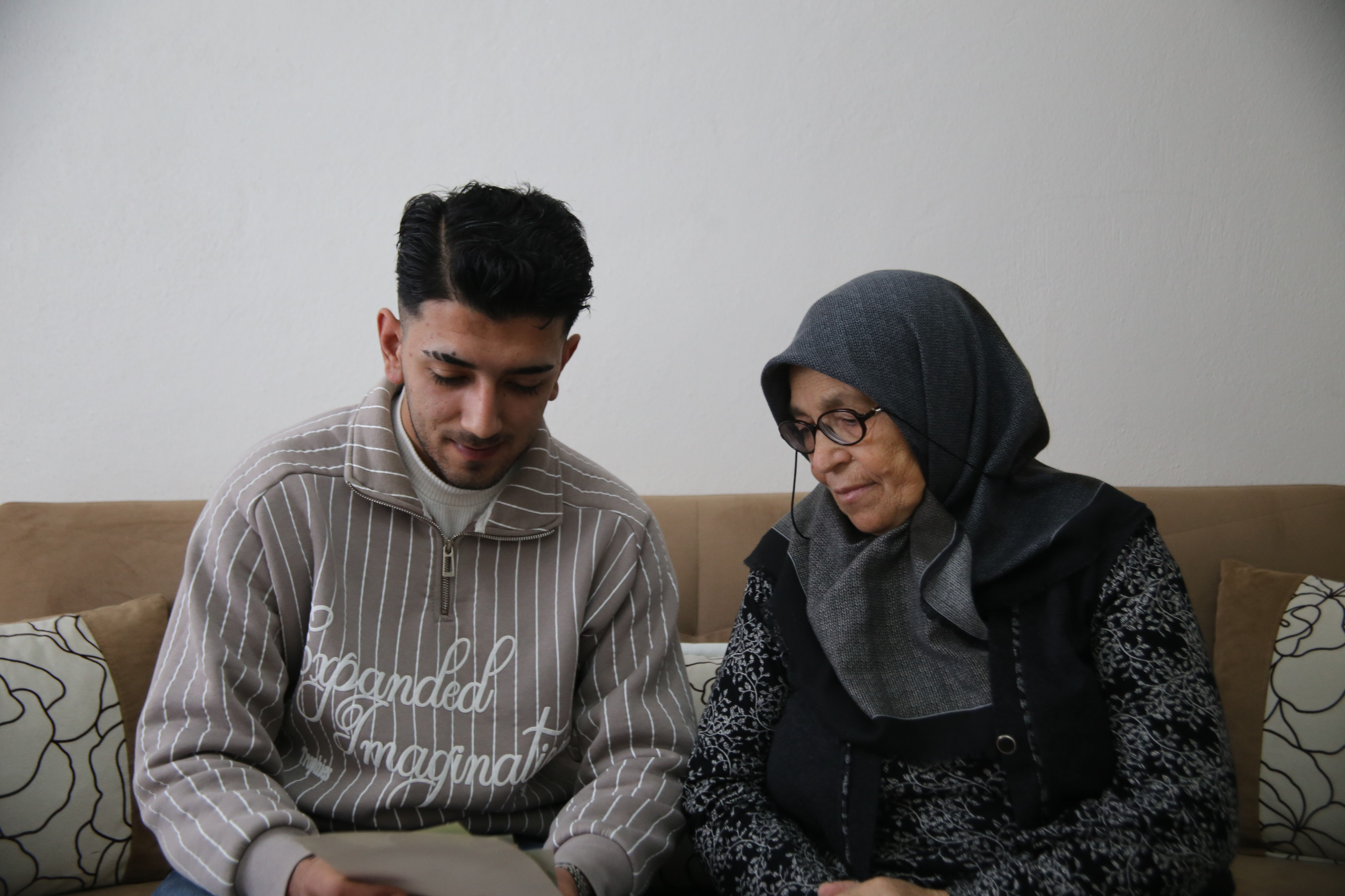 İki bileziğe 3 günlük bebekken evlatlık verildi! 21 yıl sonra ailesini arıyor İki bileziğe 3 günlük bebekken evlatlık verildi! 21 yıl sonra ailesini arıyor - 1. Resim