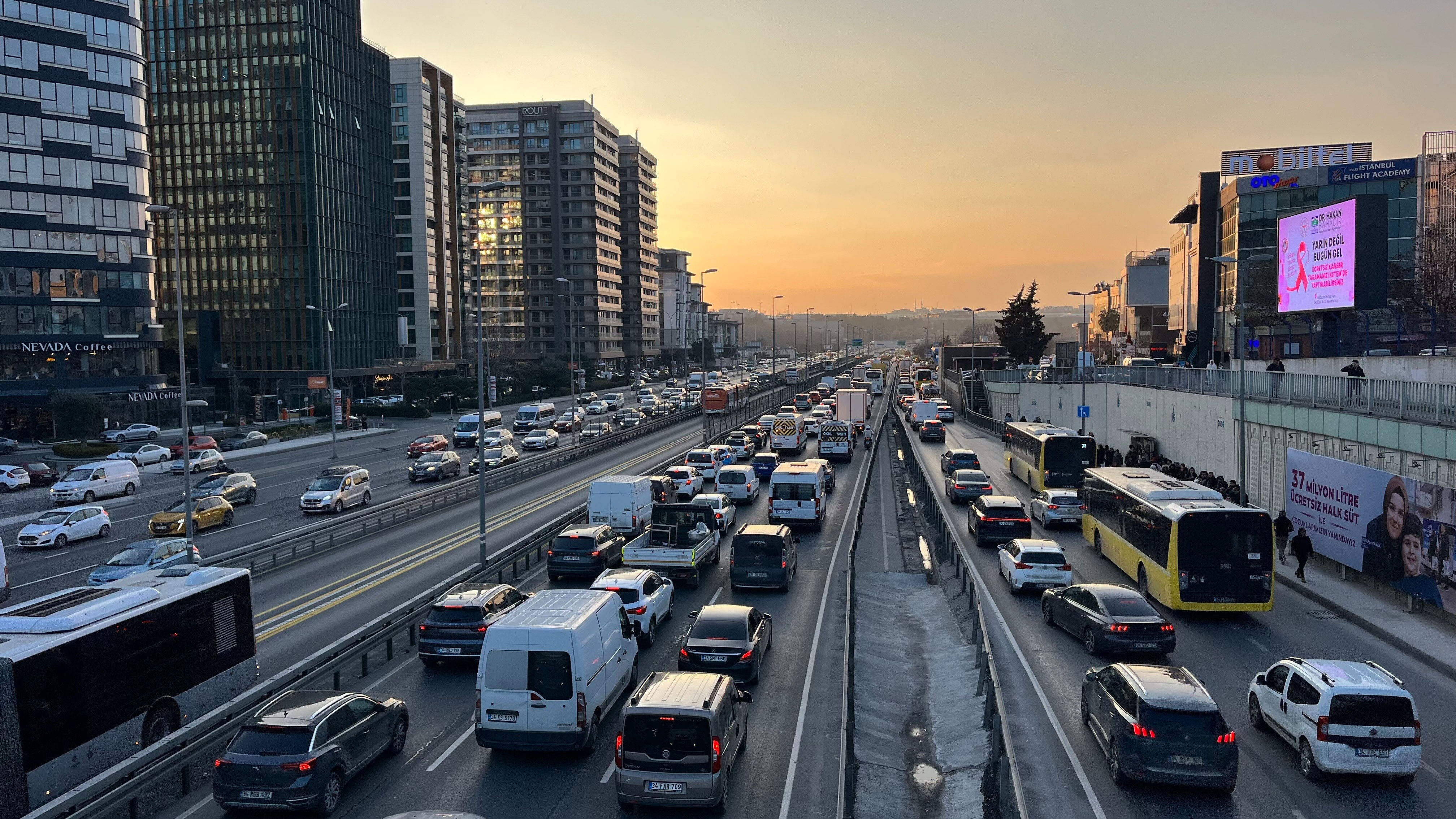 İstanbul’da trafik yoğunluğu yüzde 80’e çıktı İstanbul’da trafik yoğunluğu yüzde 80’e çıktı - 2. Resim