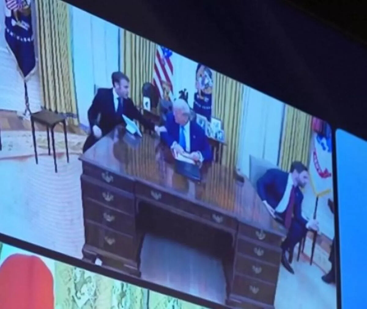 Macron rezil oldu! Trump, Fransız lideri Oval Ofis’te kenara itti - 1. Resim