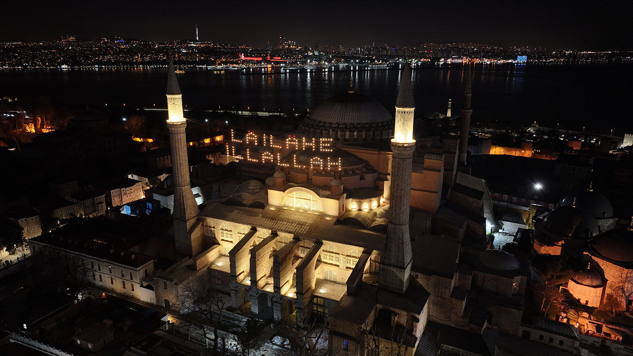 Mahyaların mesajları değiştirildi! İşte ramazana hazırlanan camilerde 