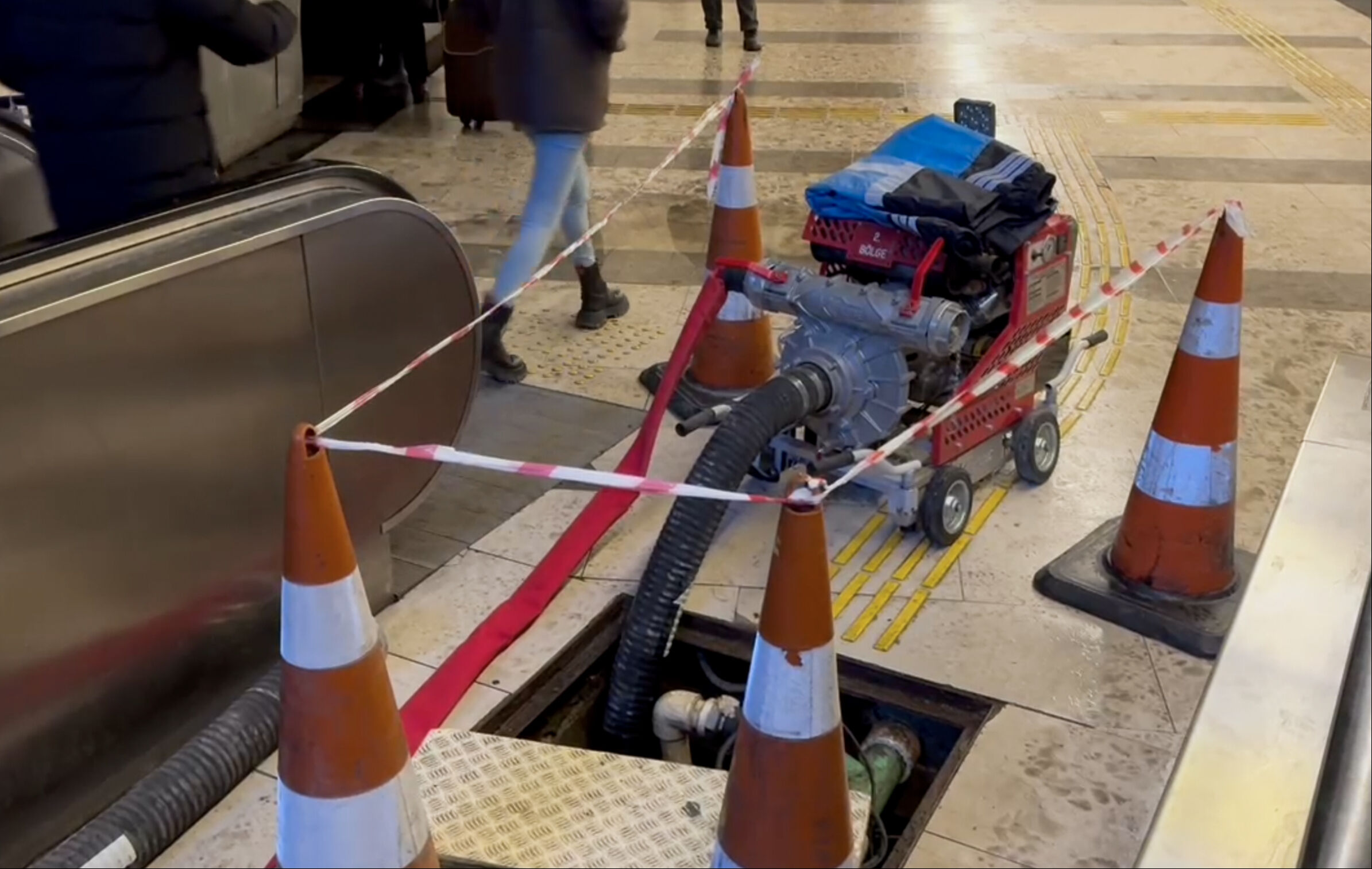 Metrobüste günlerdir aynı çile! Alt geçidi su bastı vatandaşlar mahsur kaldı - 1. Resim