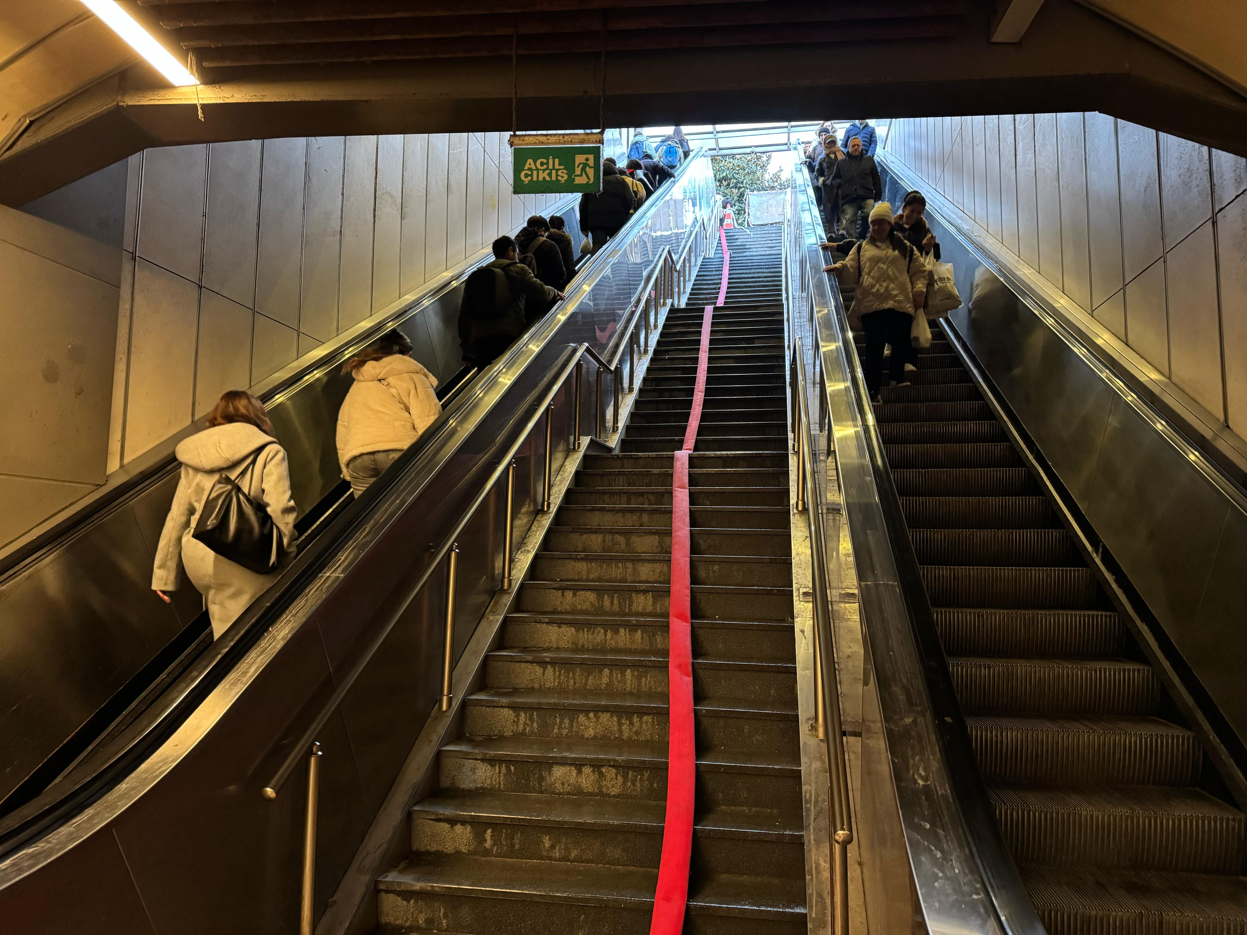 Metrobüste günlerdir aynı çile! Alt geçidi su bastı vatandaşlar mahsur kaldı - 2. Resim