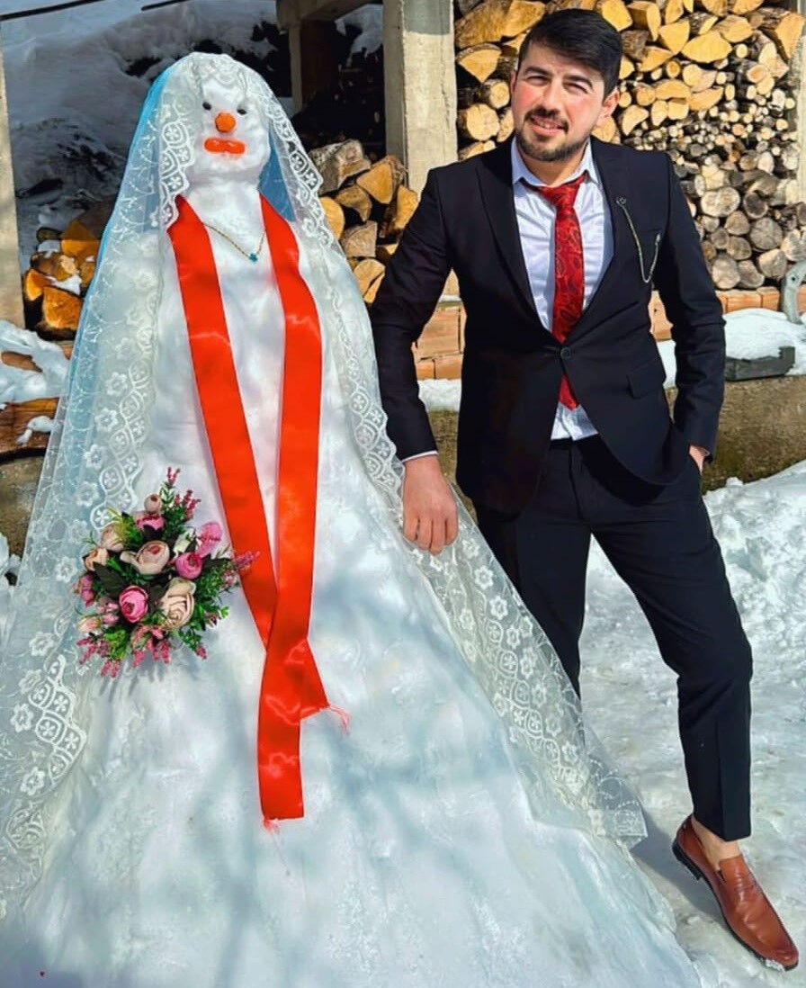 Sıra dışı düğün! Kardan gelin 'Münire' ile evlendi: Sıra dışı düğün! Kardan gelin 'Münire' ile evlendi: