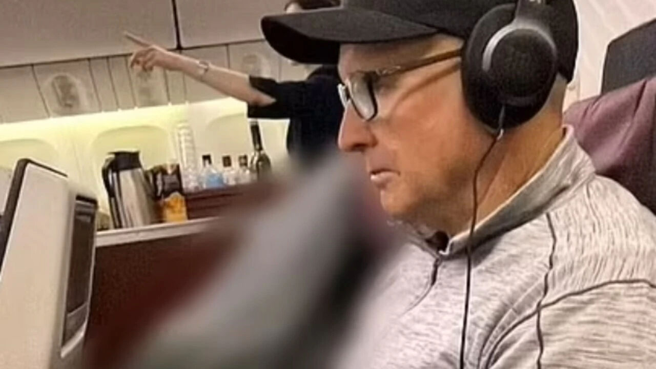 Tatilleri kabusa döndü! Uçakta cesedin yanında oturmak zorunda kaldılar Tatilleri kabusa döndü! Uçakta cesedin yanında oturmak zorunda kaldılar! - 1. Resim