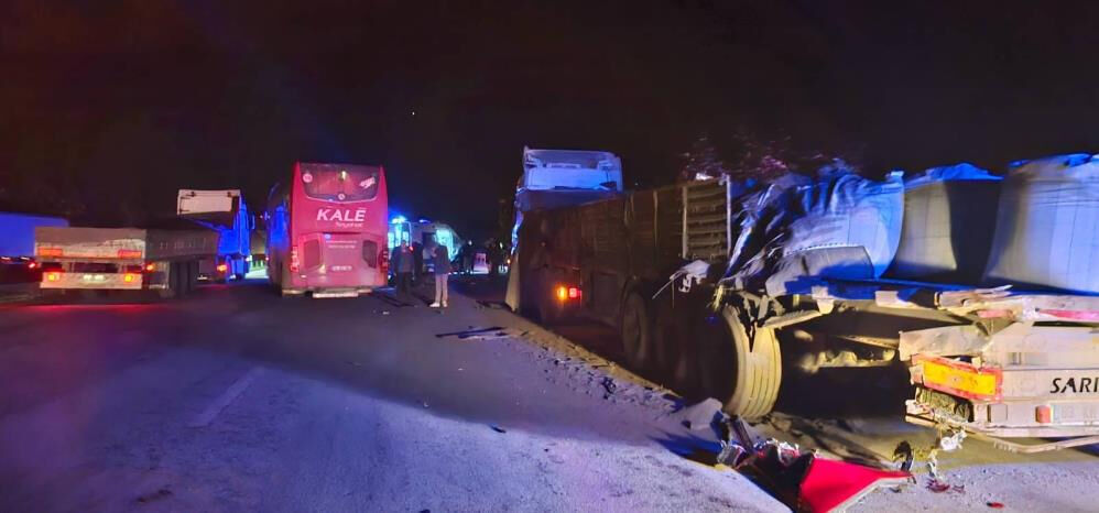 TEM'de yolcu otobüsü tırla çarpıştı! Yaralılar var - 1. Resim