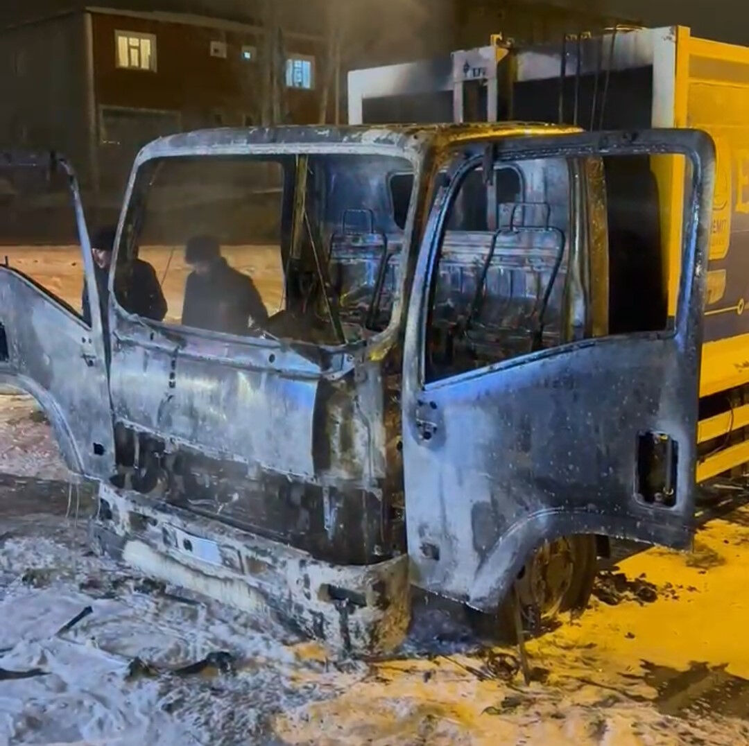 Van'da terör destekçileri sokaklara indi! Çöp toplama kamyonu küle döndü - 2. Resim