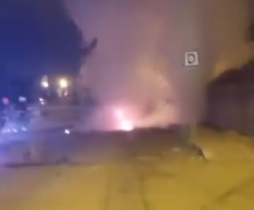 Van'da terör destekçileri sokaklara indi! Çöp toplama kamyonu küle döndü - 1. Resim