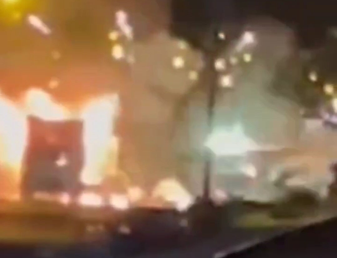 Van'da terör destekçileri sokaklara indi! Çöp toplama kamyonu küle döndü - 3. Resim