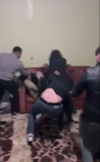 7 kişi bir kişiyi dakikalarca dövdü! Cinayetin sebebi dayak videosu çıktı: Sosyal medyadan paylaştı - 1. Resim