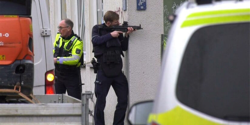 Almanya’da mahkeme önünde silahlı saldırı! Çok sayıda yaralı var Almanya’da mahkeme önünde silahlı saldırı! Çok sayıda yaralı var - 1. Resim