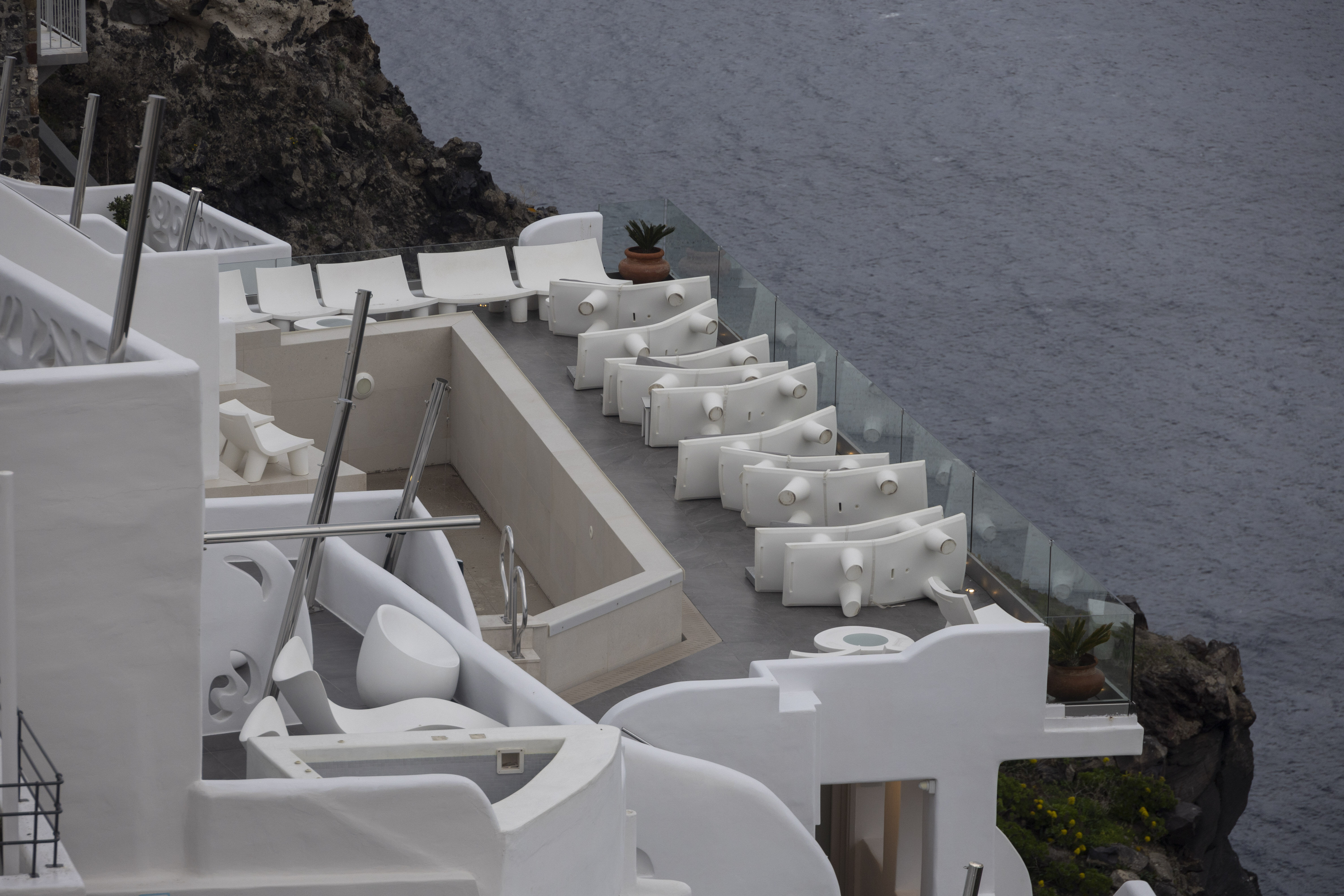 Bitmek bilmeyen depremler kabusa dönüştü! Santorini ve Amorgos 'hayalet ada' oldu - 3. Resim