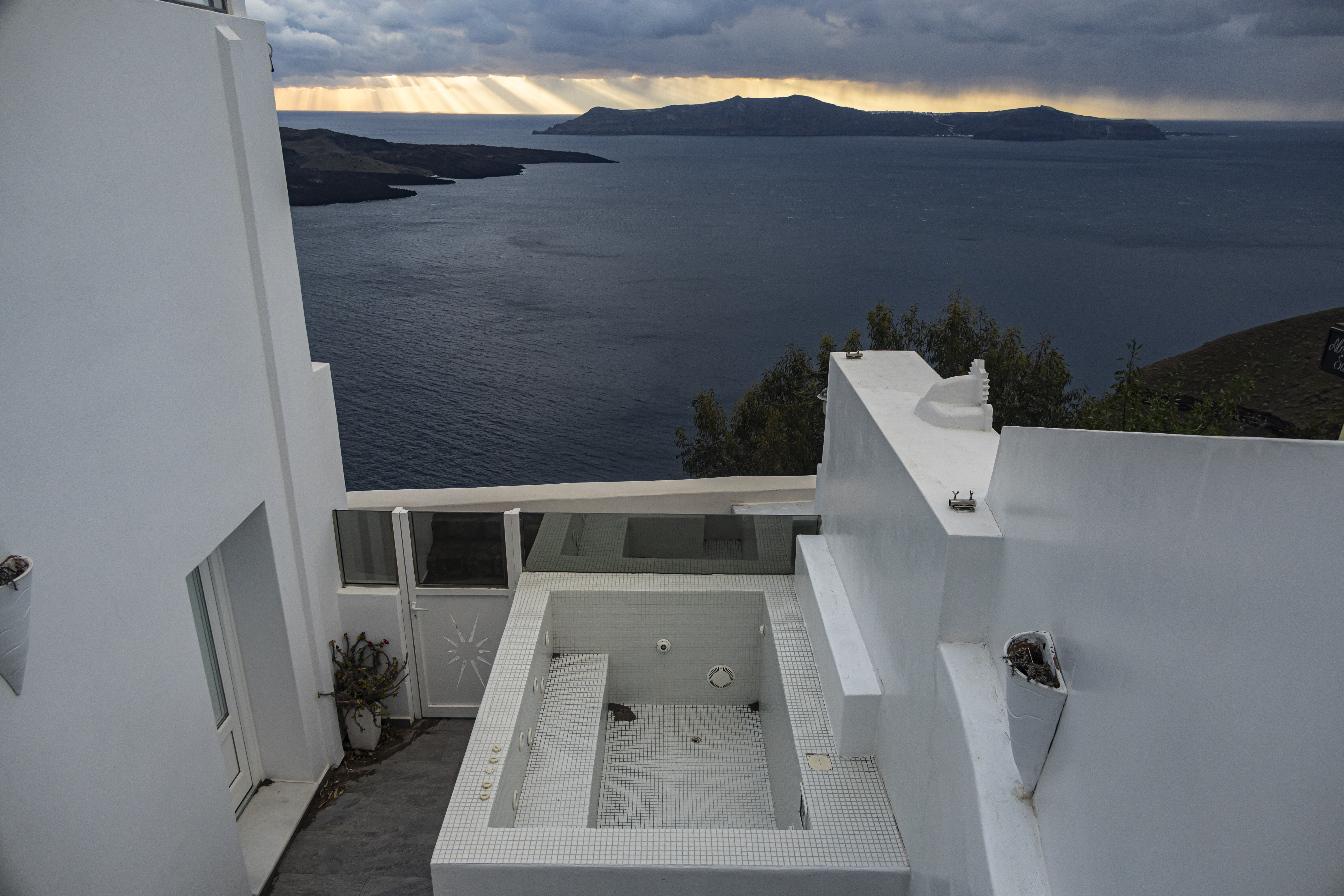 Bitmek bilmeyen depremler kabusa dönüştü! Santorini ve Amorgos 'hayalet ada' oldu - 2. Resim