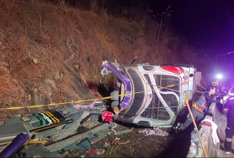 Devrilen otobüste can pazarı! Çok sayıda ölü ve yaralı var Devrilen otobüste can pazarı! Çok sayıda ölü ve yaralı var - 1. Resim