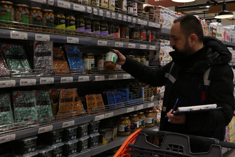 Ekipler rafları ve etiketleri tek tek inceledi! Ramazan öncesi marketlere operasyon Ekipler rafları ve etiketleri tek tek inceledi! Ramazan öncesi marketlere operasyon - 2. Resim