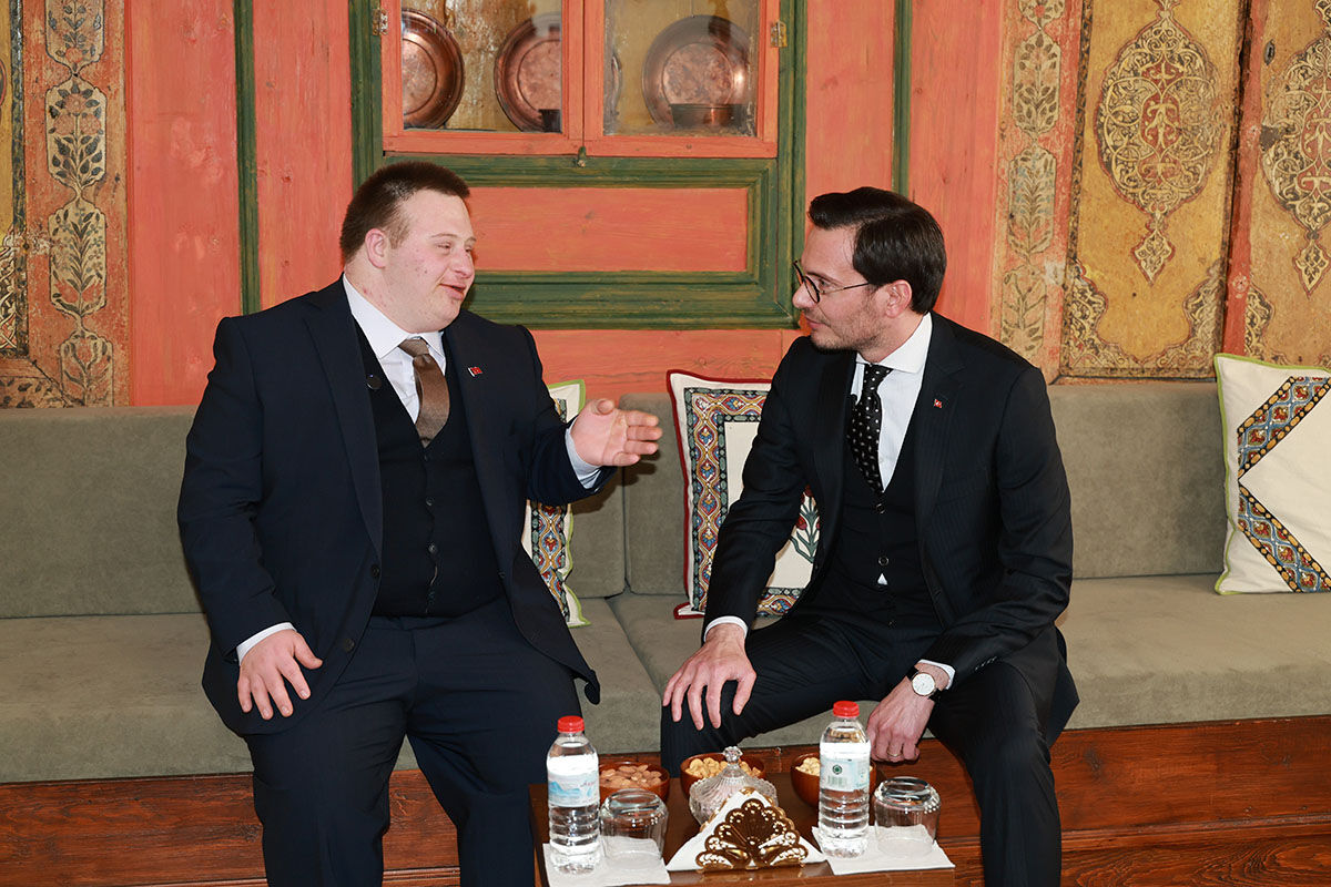 İlk işi g&uuml;n&uuml; g&uuml;ndem oldu! Down sendromlu &ouml;zel kalem m&uuml;d&uuml;r&uuml; takdir topladı - 2. Resim