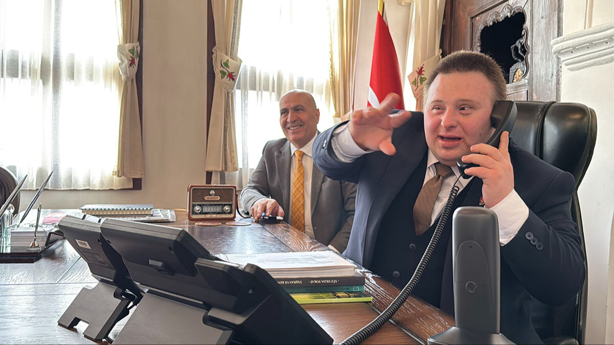 İlk işi g&uuml;n&uuml; g&uuml;ndem oldu! Down sendromlu &ouml;zel kalem m&uuml;d&uuml;r&uuml; takdir topladı - 4. Resim