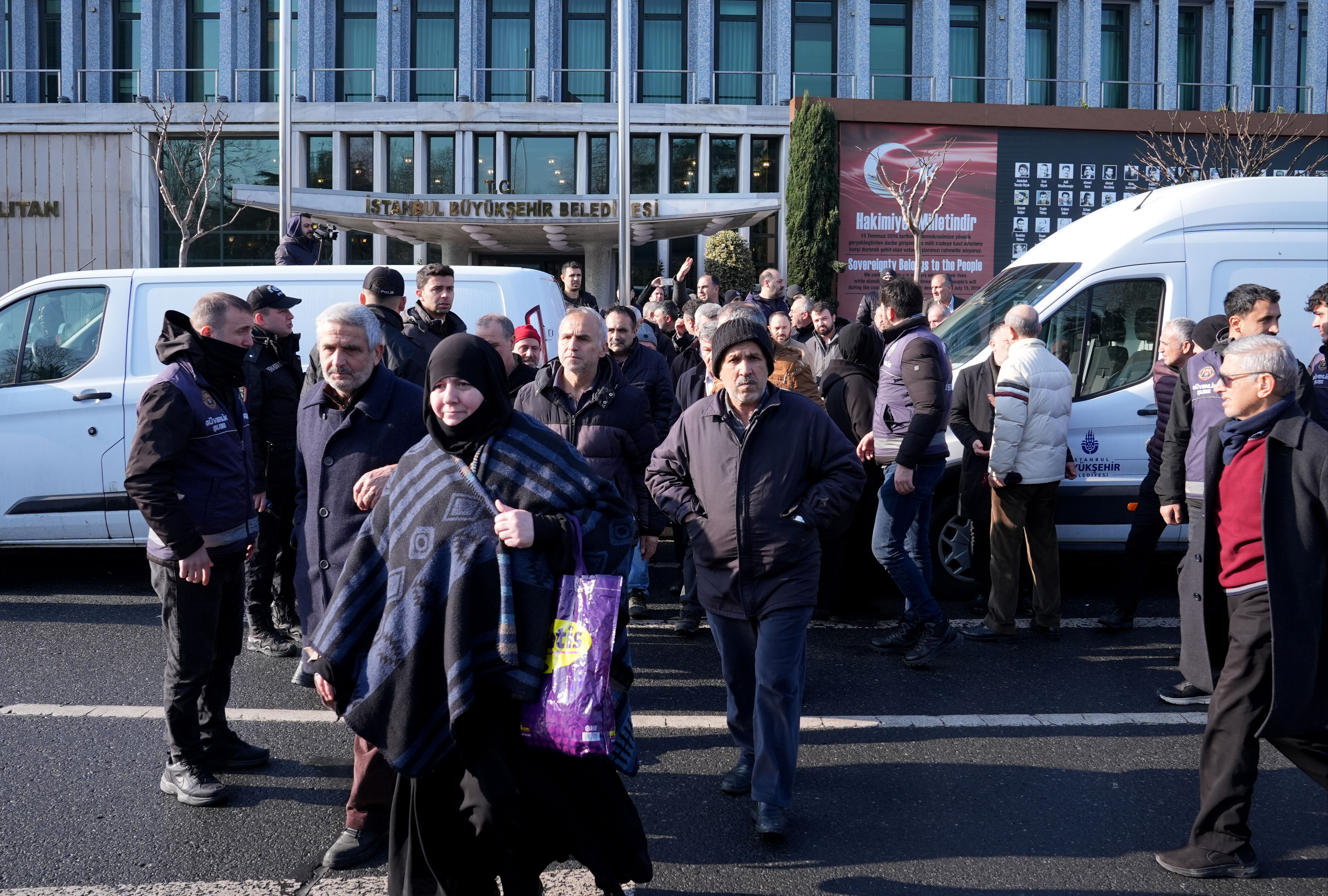 Minibüsleri 8+1 taksiye dönüşen esnaf, soluğu İBB önünde aldı - 1. Resim