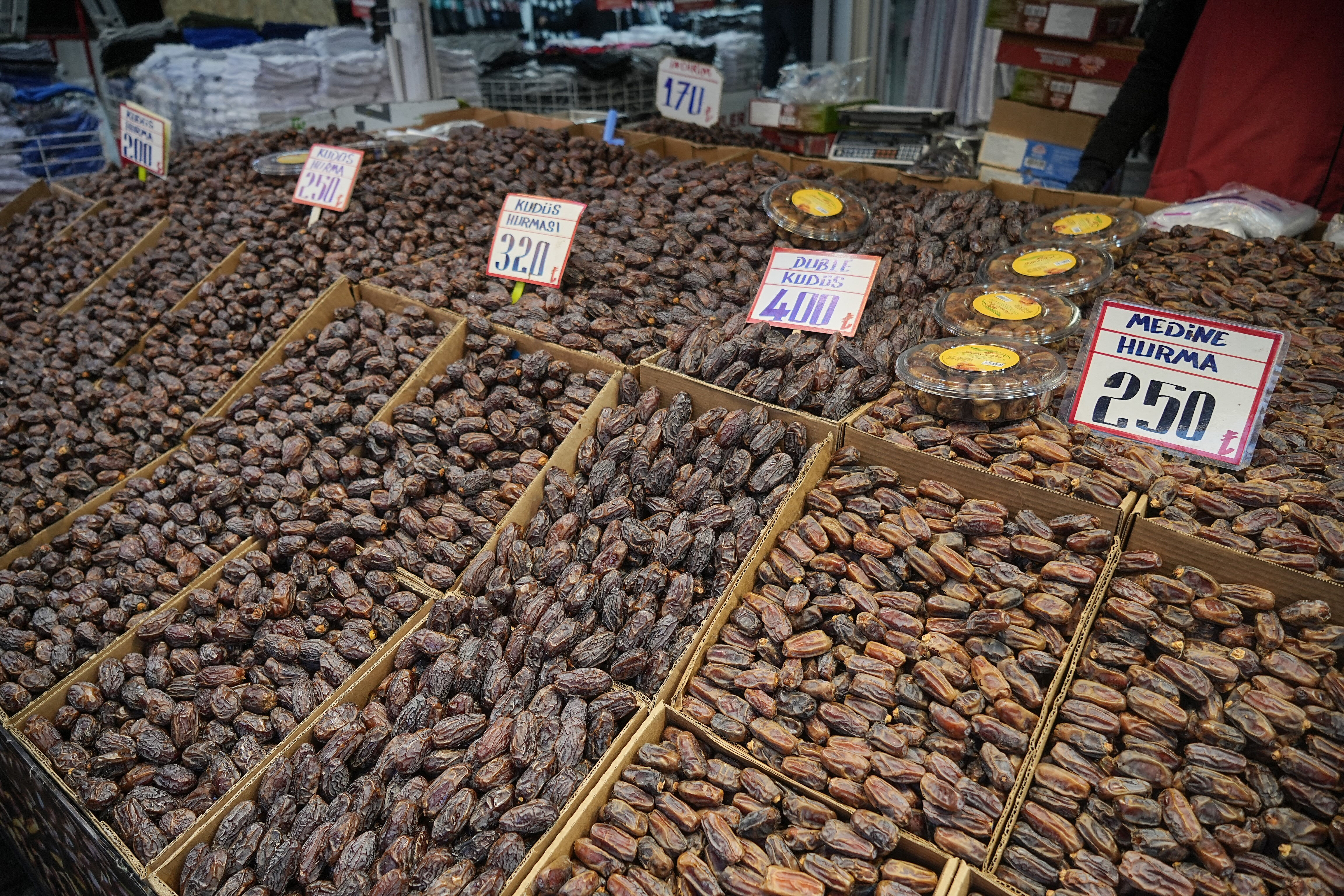 Ramazan ayının vazgeçilmezi tezgahlarda yerini aldı! Kilosu 200 ila 400 TL arasında Ramazan ayının vazgeçilmezi tezgahlarda yerini aldı! Kilosu 200 ila 400 TL arasında - 1. Resim