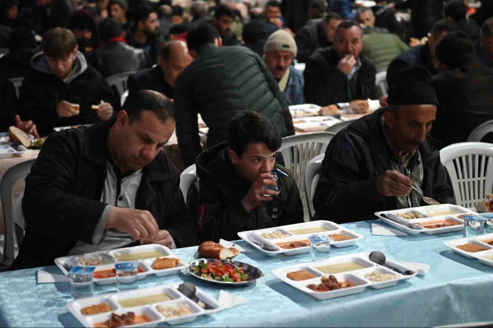Ramazan'da hangi illerde ücretsiz iftar yapılır? 2025 ücretsiz iftar sofraları Ramazan'da hangi illerde ücretsiz iftar yapılır? 2025 ücretsiz iftar sofraları - 2. Resim