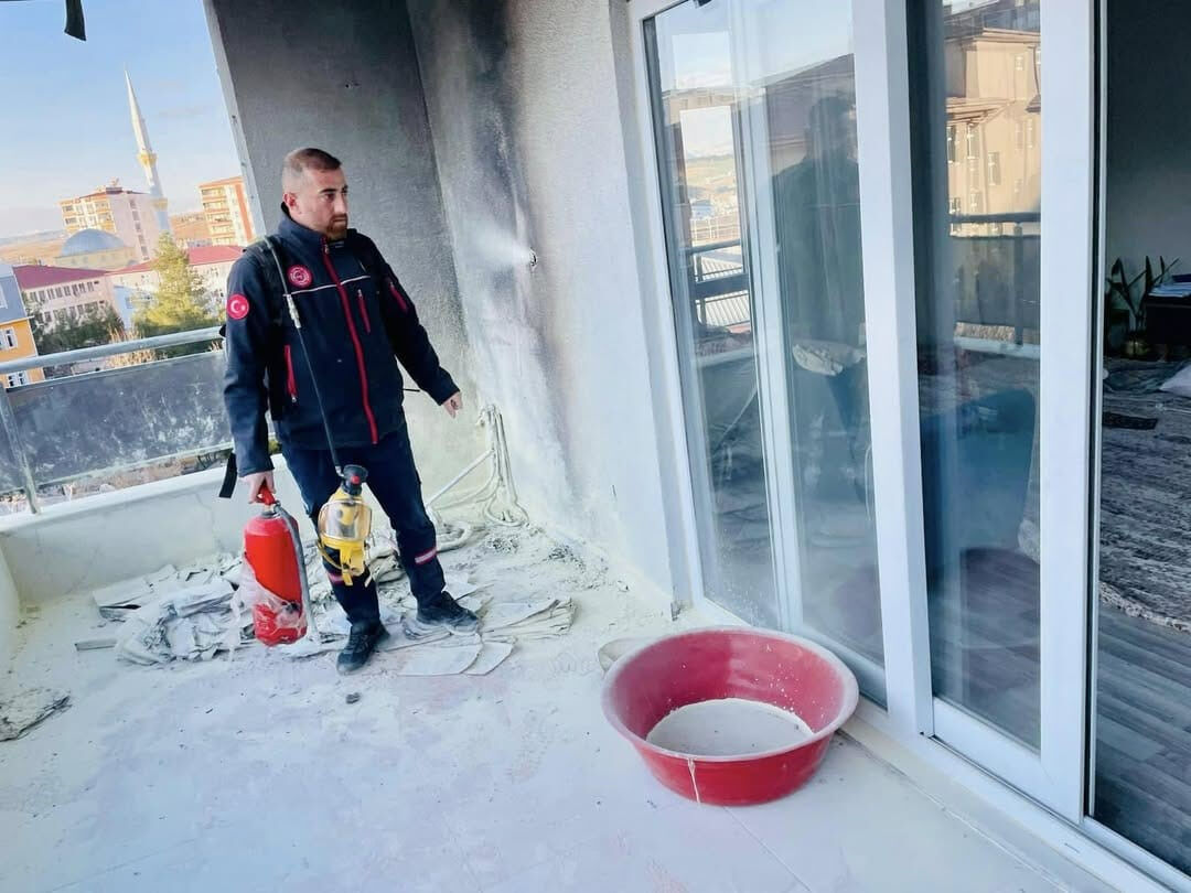 Siirt'te can pazarı! 11 katlı apartmanda yangın çıktı Siirt'te can pazarı! 11 katlı apartmanda yangın çıktı - 1. Resim