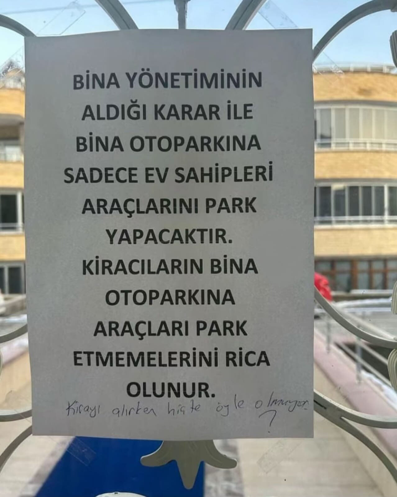 Site girişine asılan yazı infiale yol açtı: Kiracılara otopark yasağı! Site girişine asılan yazı infiale yol açtı: Kiracılara otopark yasağı! - 1. Resim