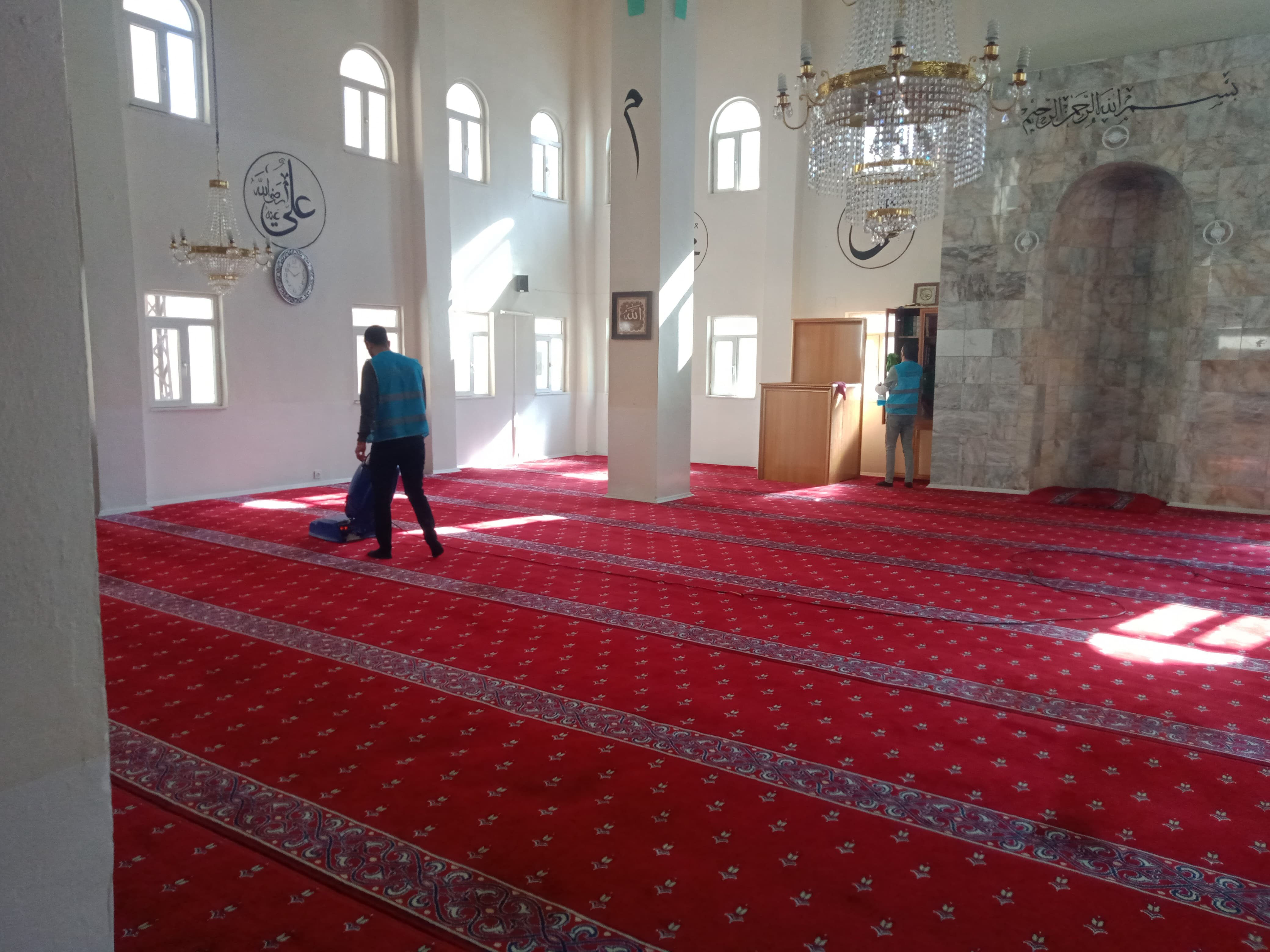 Suçlular camileri temizledi! Hakkari'de ücretsiz çalışma cezasını ramazana hazırlığıyla ödediler - 1. Resim