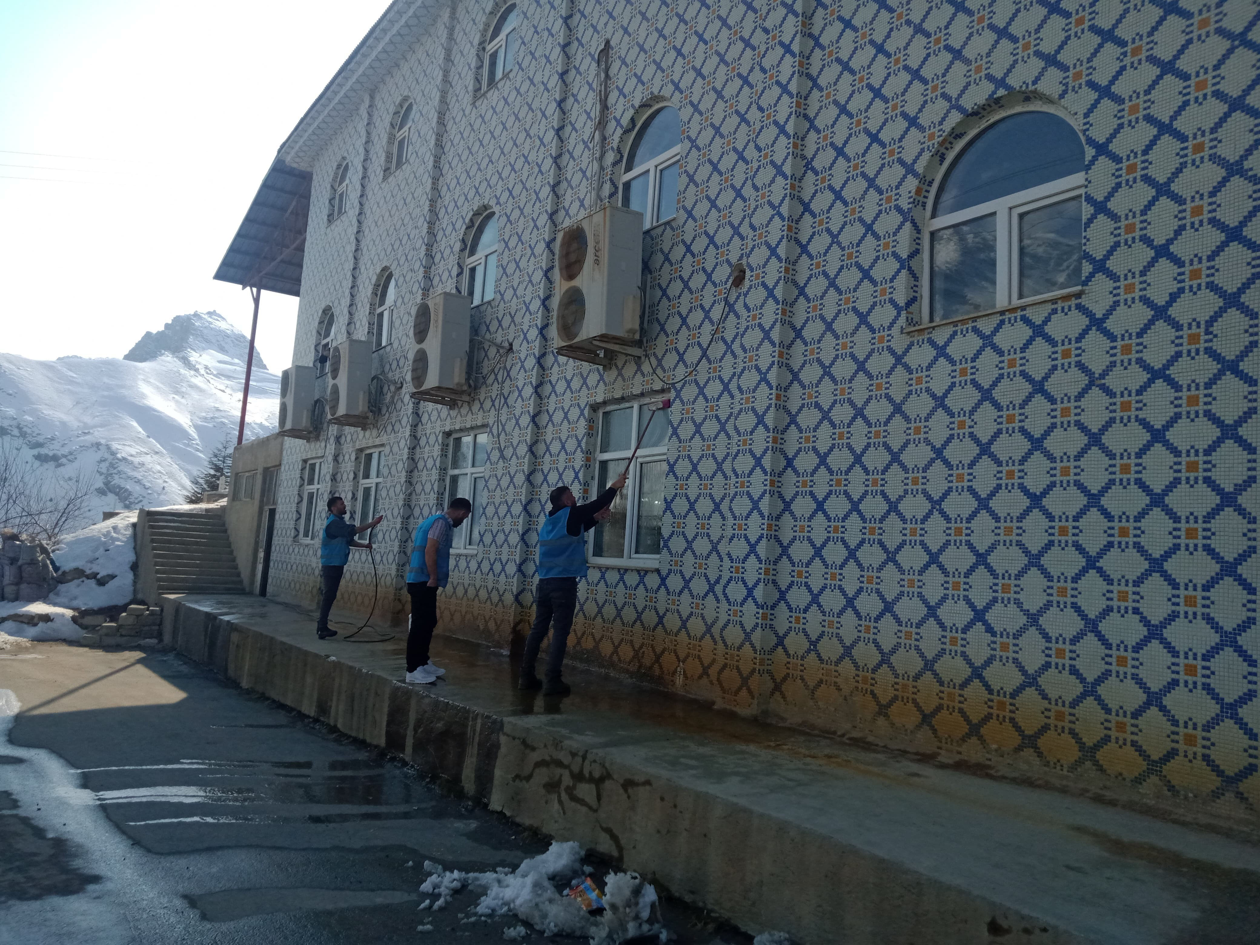 Suçlular camileri temizledi! Hakkari'de ücretsiz çalışma cezasını ramazana hazırlığıyla ödediler - 2. Resim