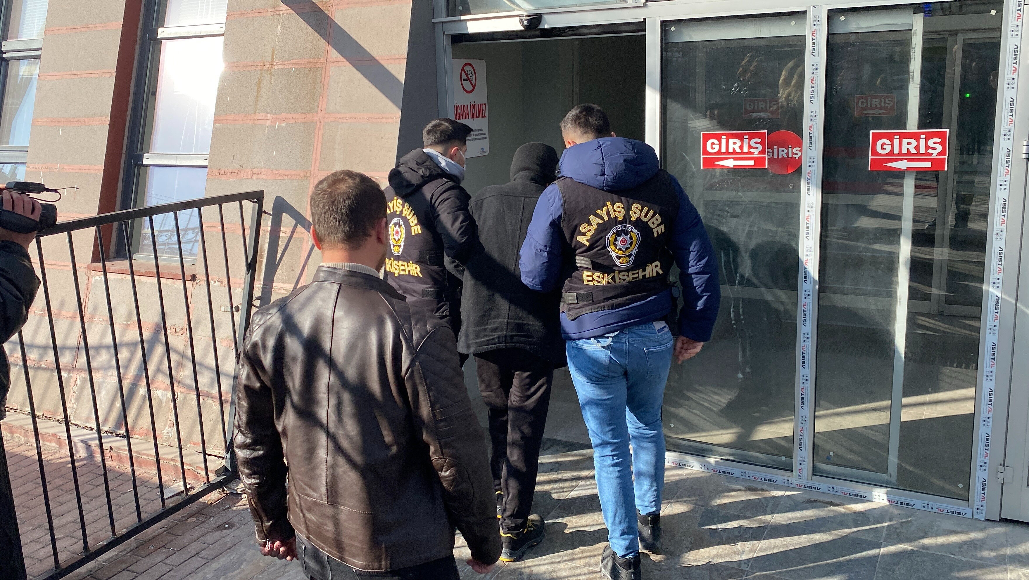 Suçüstü yakalandı! Yıllarca kardeşinin kimliğini kullanan firari yakayı ele verdi  - 2. Resim