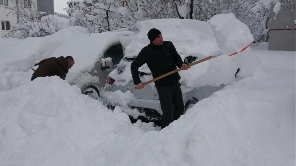 Termometreler - 20'yi gördü, tek katlı evler kara gömüldü! 2 metre sarkıt var Termometreler - 20'yi gördü, tek katlı evler kara gömüldü! 2 metre sarkıt var - 1. Resim