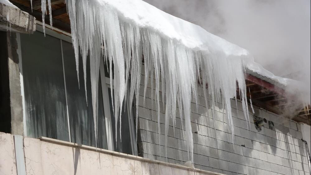 Termometreler - 20'yi gördü, tek katlı evler kara gömüldü! 2 metre sarkıt var Termometreler - 20'yi gördü, tek katlı evler kara gömüldü! 2 metre sarkıt var - 3. Resim