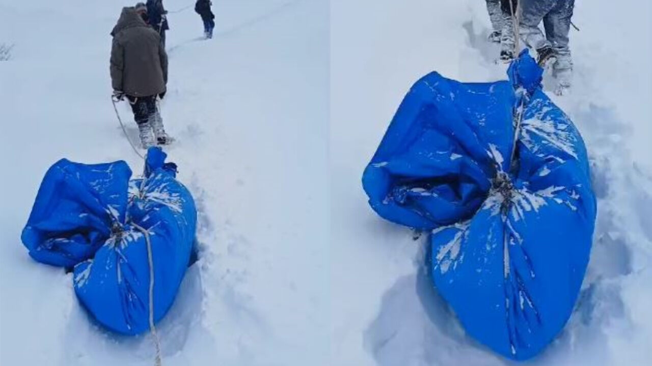 Yollar kardan kapandı, cenazeyi brandaya sarıp iple çekerek köye taşıdılar - 1. Resim
