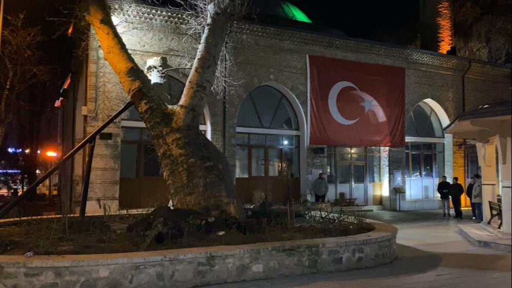 550 yıllık çınar, tarihi caminin üzerine devrildi - 2. Resim