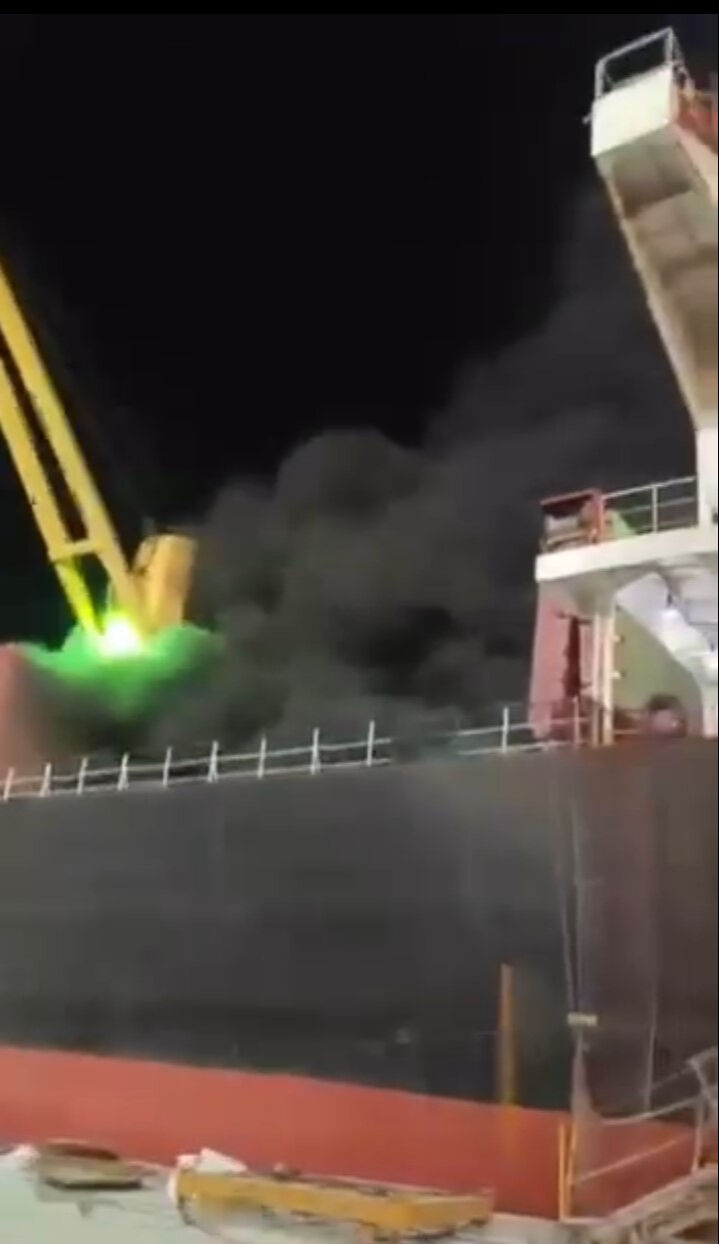 Adana’da limanda korkutan yangın! Alevlere müdahale sürüyor - 1. Resim