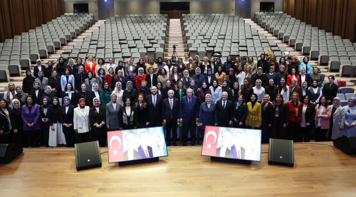 AK Parti'de yeni yönetim heyecanı! Erdoğan’ın 9 torunlu MKYK üyesi ile sohbeti güldürdü - 1. Resim