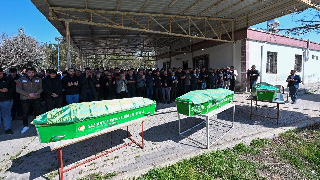 Aynı kaderi paylaşan 3 kardeşe en acı veda! Son anlarında olduğu gibi son yolculukta da ayrılmadılar - 1. Resim