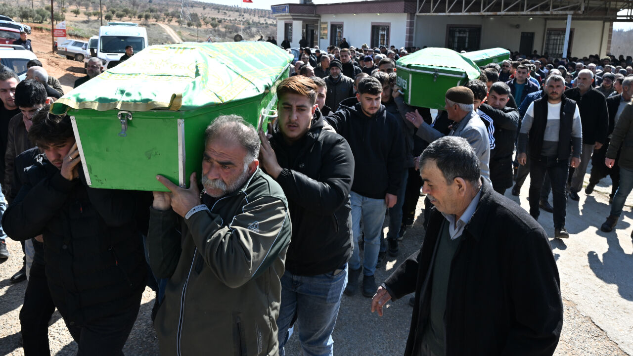 Aynı kaderi paylaşan 3 kardeşe en acı veda! Son anlarında olduğu gibi son yolculukta da ayrılmadılar - 2. Resim