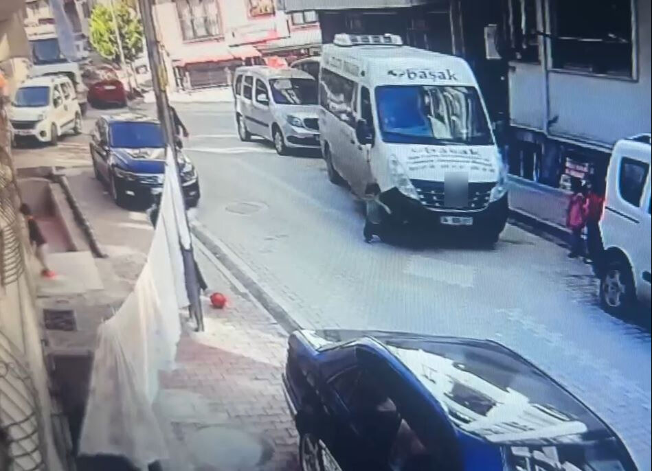 Esenyurt'ta dehşete düşüren kaza! Minibüs 5 yaşındaki çocuğun üstünden geçti - 3. Resim