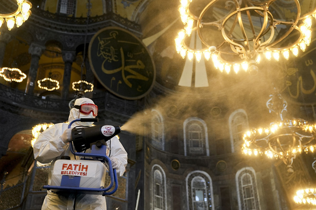 Gelenek değişmedi! Ayasofya Camii Ramazan ayına gül suyu ile hazırlandı - 1. Resim