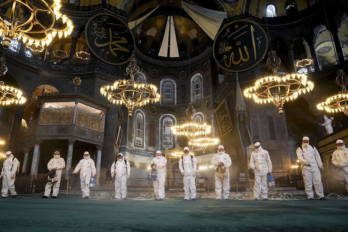 Gelenek değişmedi! Ayasofya Camii Ramazan ayına gül suyu ile hazırlandı - 3. Resim