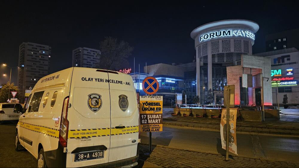 Kayseri'de korkunç olay! Anne ve 2 kızı AVM bahçesinde bıçaklandı - 1. Resim