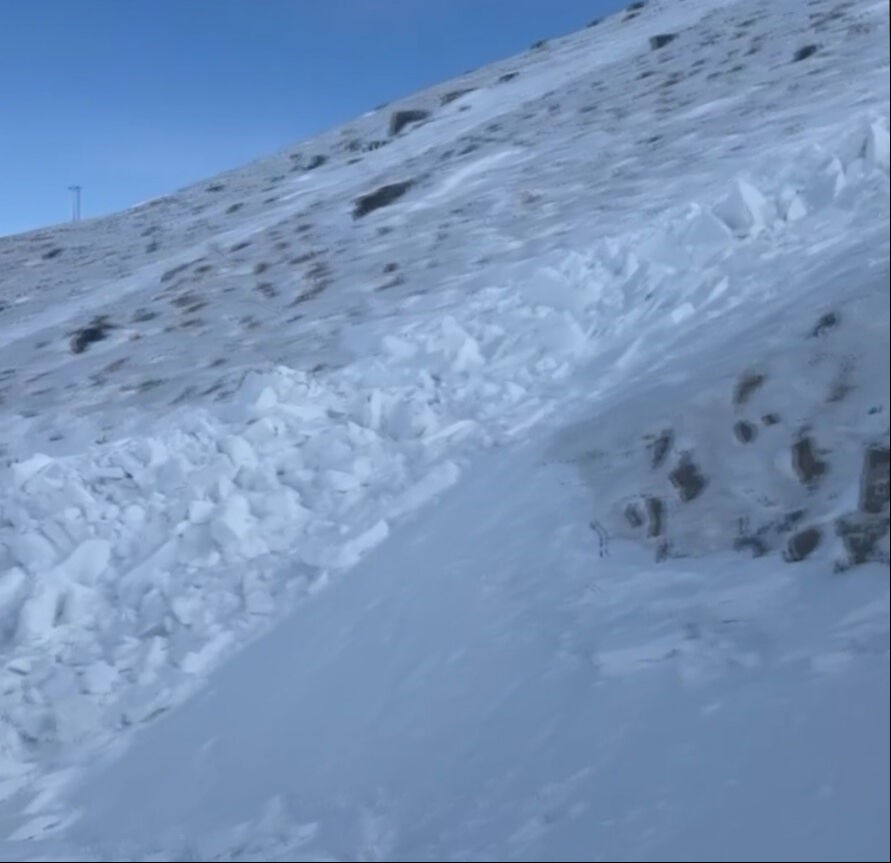 Muş’ta panik dolu anlar! Yol açma çalışması esnasında çığ düştü - 2. Resim