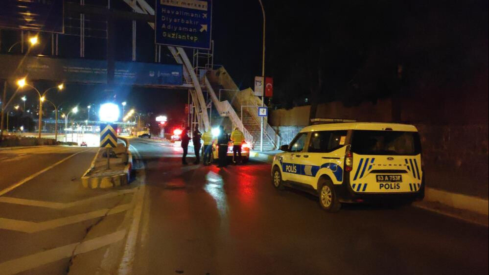 Şanlıurfa'da korkunç kaza! Üst geçidin direğine çarpan araç pert oldu, sürücü öldü - 1. Resim