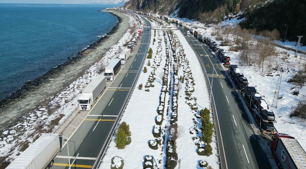 Artvin'in 3 ilçesi iptal! Araçlar 7 gündür bekliyor - 2. Resim