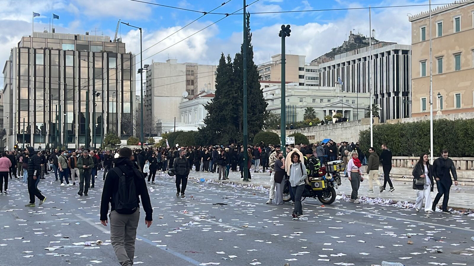Atina'da ortalık karıştı, göstericiler sokakları savaş alanına çevirdi! Miçotakis'e istifa çağrısı - 1. Resim